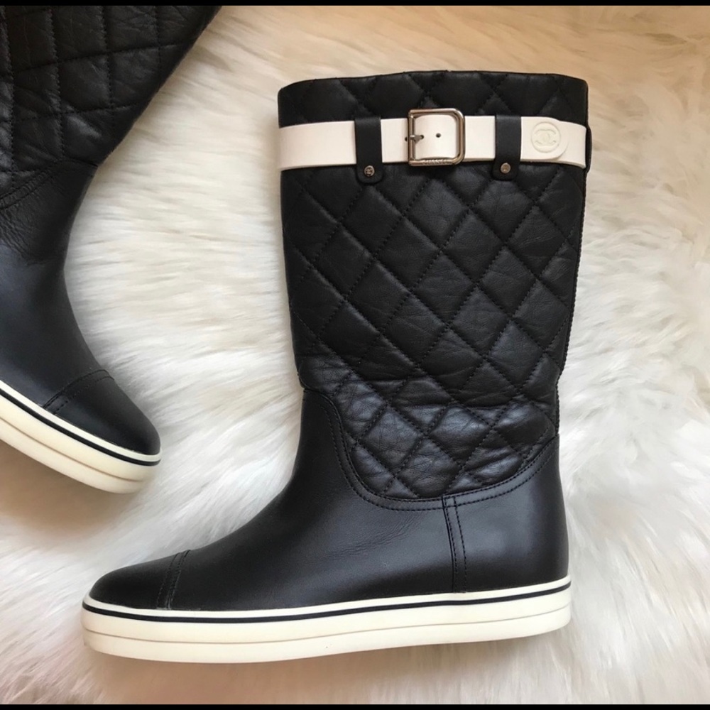 🌟SOLD🌟Authentic CHANEL CC Logo Quilted Boots - Picture 2 of 8
